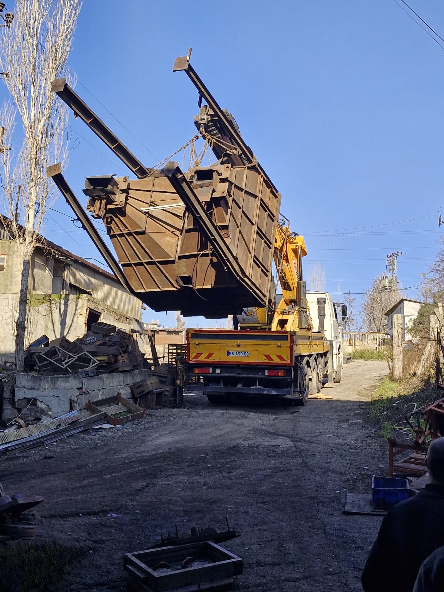 Vinç ile fabrika hurdası yükleme