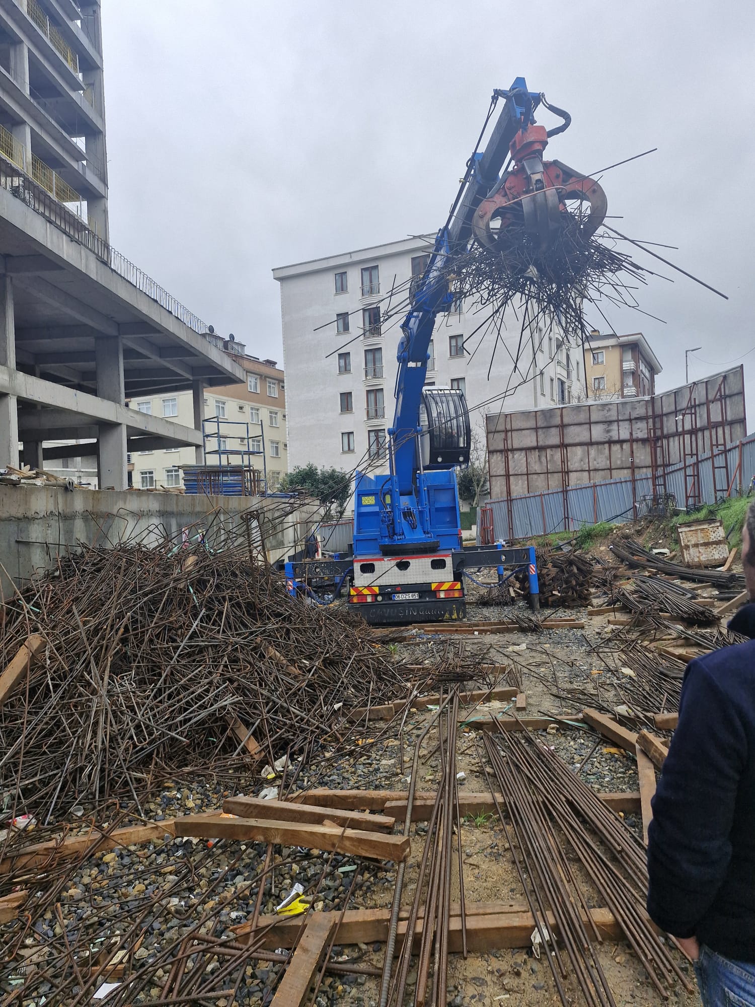 Sarı Metal Hurda yerinde vinç ile demir hurda yükleme